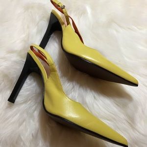 Striking Yellow Pointy Toe Pumps!
